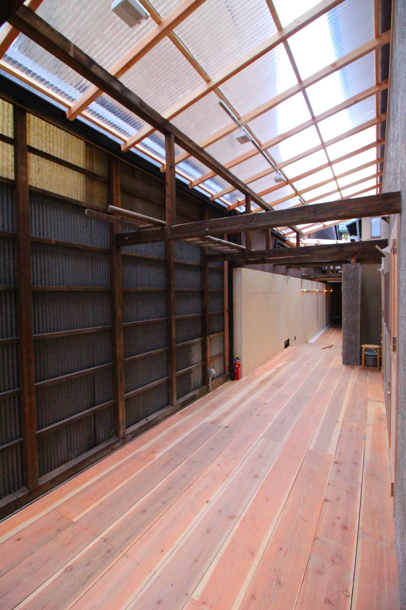 路地奥から入口部分を見るとこのような感じ。