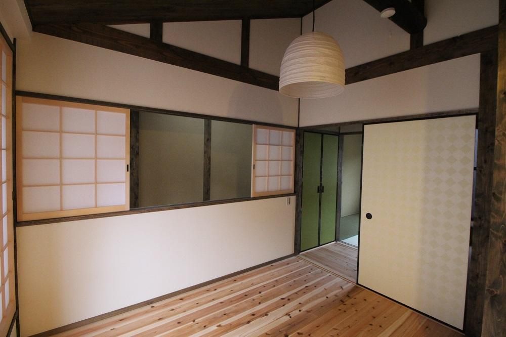 左手が吹き抜けになってます