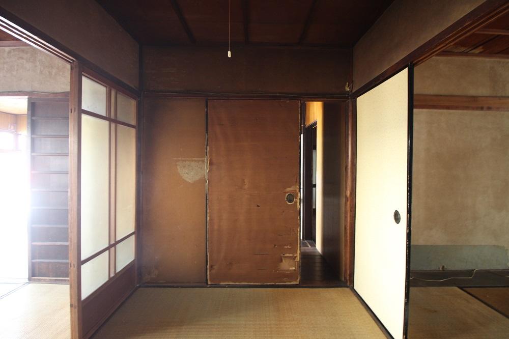 3畳間、雰囲気はありますが、修繕は必要。