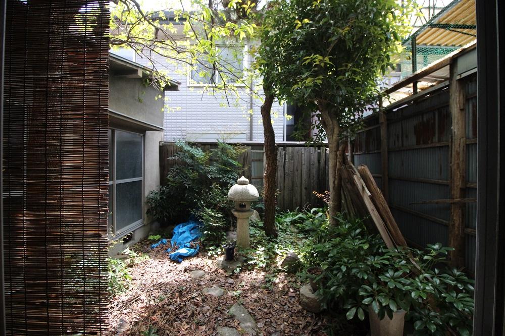 向いは2階建てなので圧迫感はありません