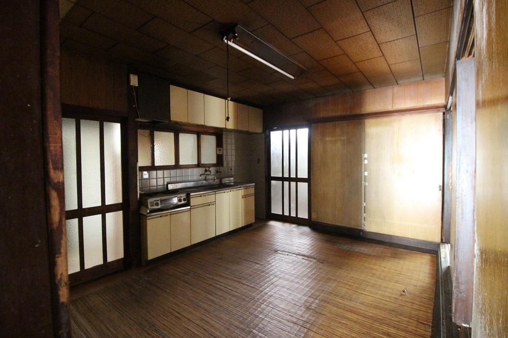暗めのダイニングキッチン