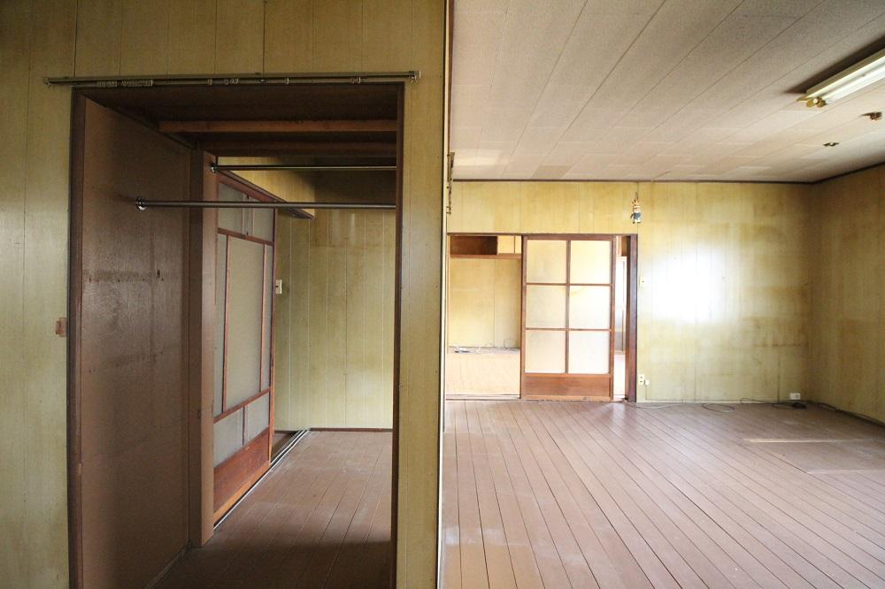 別角度から。左は収納?