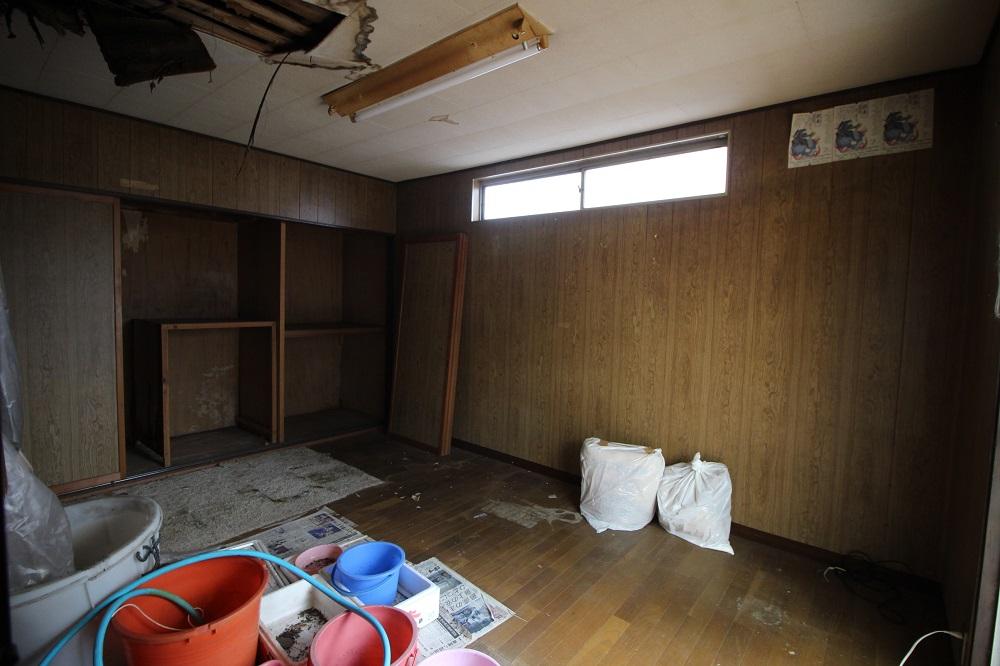 修復が必須な1階1番奥の洋室
