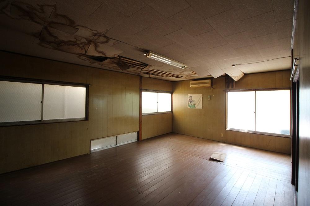 恐らく建物の南東側に雨漏り箇所がある様子