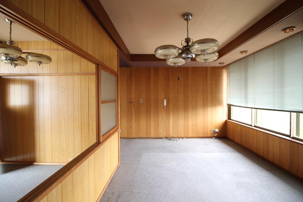 レトロな照明器具の残る3階の南側
