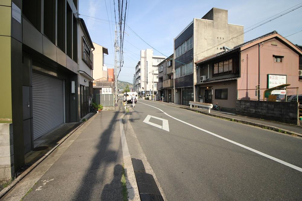 全面の六条通は交通量が少な目