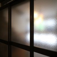 京都府京都市上京区丸太町通黒門東入藁屋町の賃貸物件/ダイニングと土間を仕切るモザイクガラス