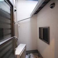 京都府京都市上京区丸太町通黒門東入藁屋町の賃貸物件/右の窓の向こうはバスタブ