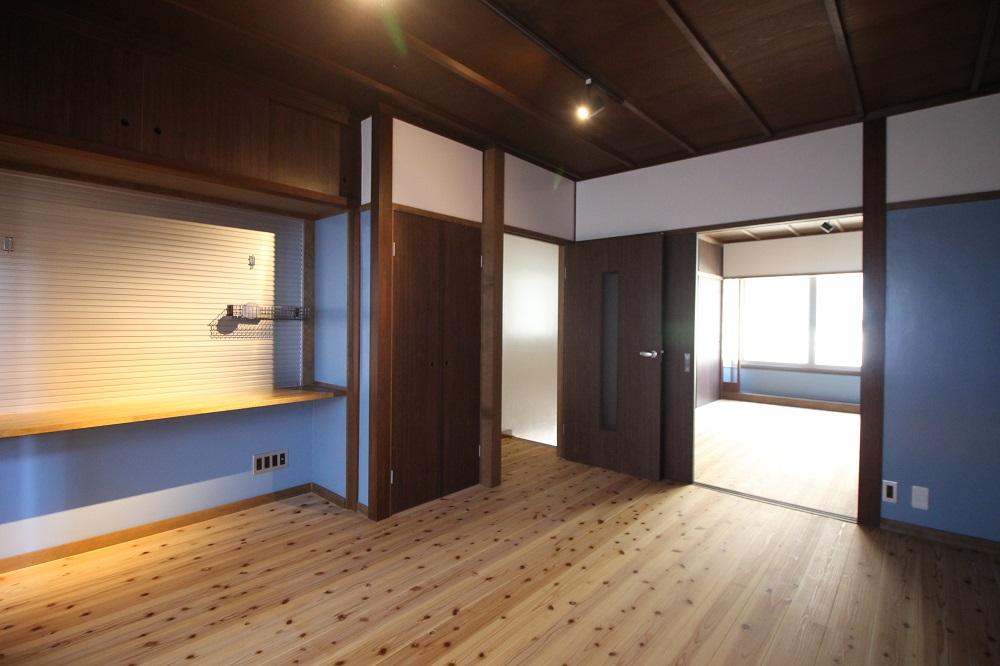 京都府京都市上京区丸太町通黒門東入藁屋町の賃貸物件/白とブルーの壁は全てペイント