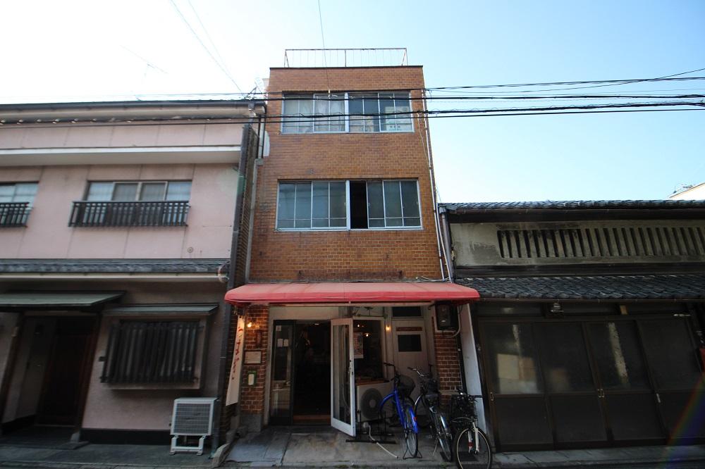 コンパクトでレトロ感漂う外観