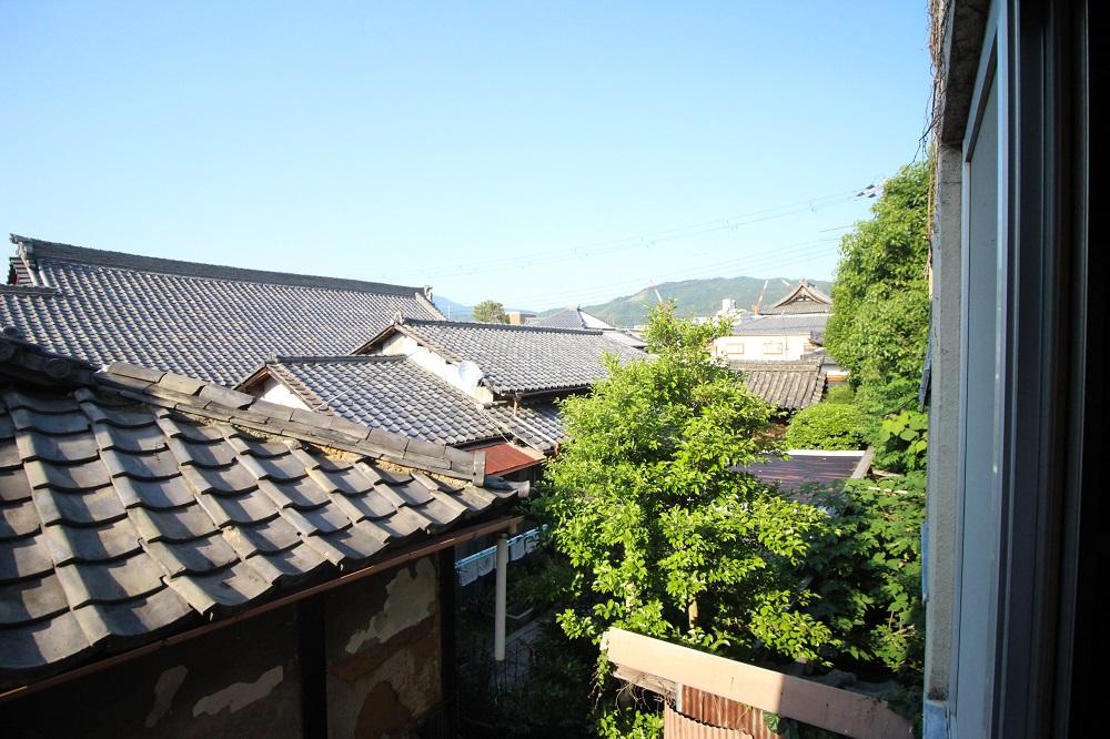 北側の眺望。立派な屋根が連なります