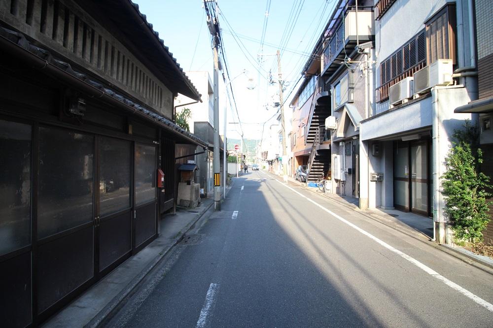 前面の仁王門通