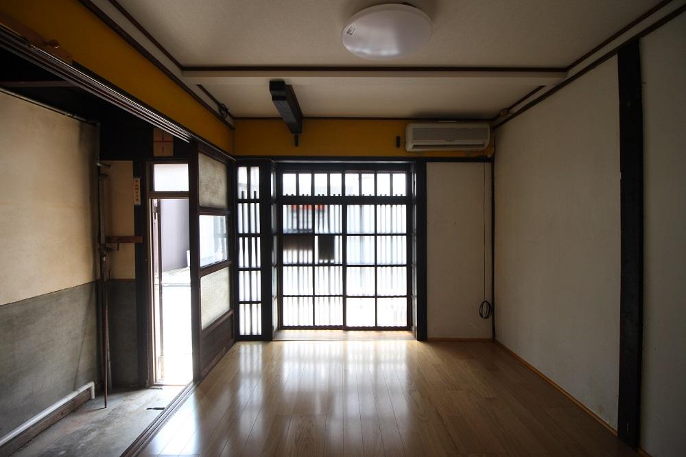 メインスペースになりそうな通り側の部屋(奥にあるエアコンは撤去済)