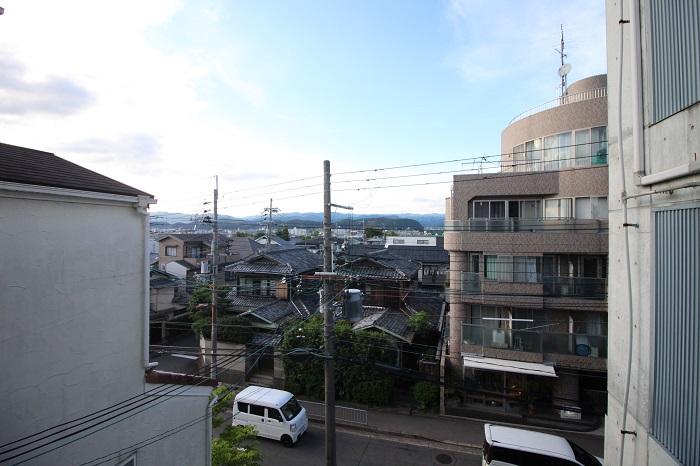 少し山が見える北側の風景