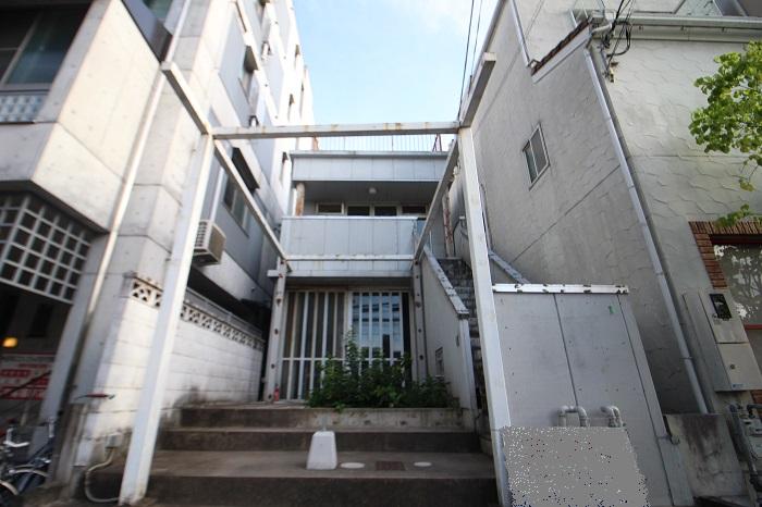 建物は少し奥まって建ってます