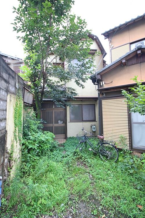 正面に軽自動車位なら駐車可能