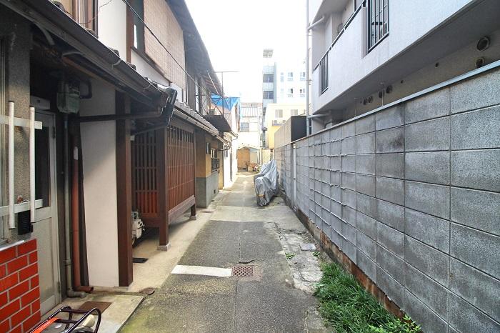 路地内の建物は改装されているものなど様々