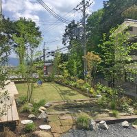 京都市山科区日ノ岡坂脇町21の賃貸物件/敷地に入る両サイドにある憩いの場