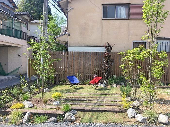 敷地に入る両サイドにある憩いの場