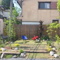 京都市山科区日ノ岡坂脇町21の賃貸物件/敷地に入る両サイドにある憩いの場