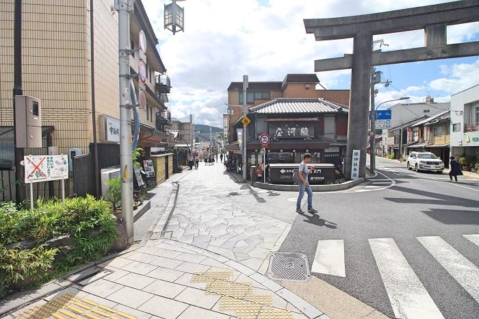 左が平等院への参道
