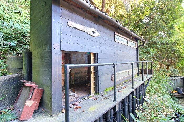 庭に何か楽しそうな小屋がありました