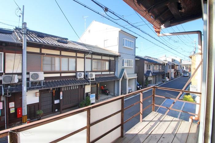 京町家がまだ多く残る前面の七本松通