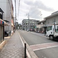 京都市上京区猪熊通丸太町下る中之町の売買物件/向こうに見える緑が二条城