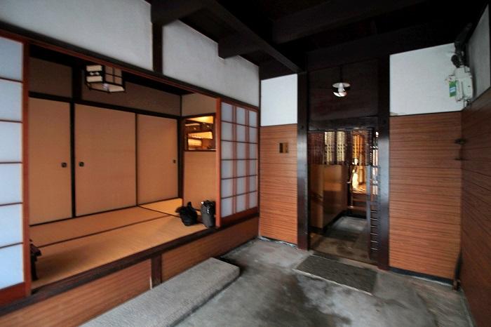 母屋の玄関
