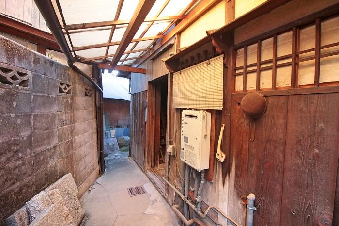 貸家から入れる裏の通路