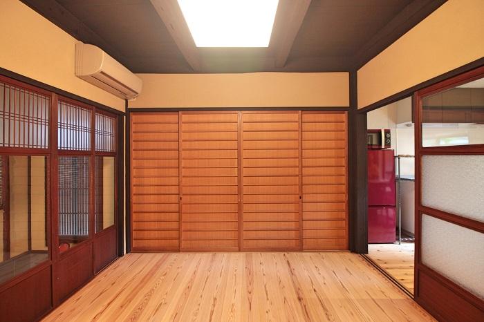 京都市中京区壬生松原町45-8の売買物件/正面の建具の向こうは隠し階段と階段下収納　※写真は過去の賃貸募集時のもの