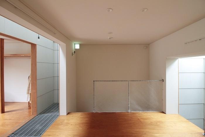 この部屋は建具ではなくカーテンレールが設置されてます