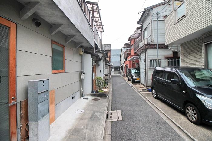 前面は私道で車1台分くらいの広さ
