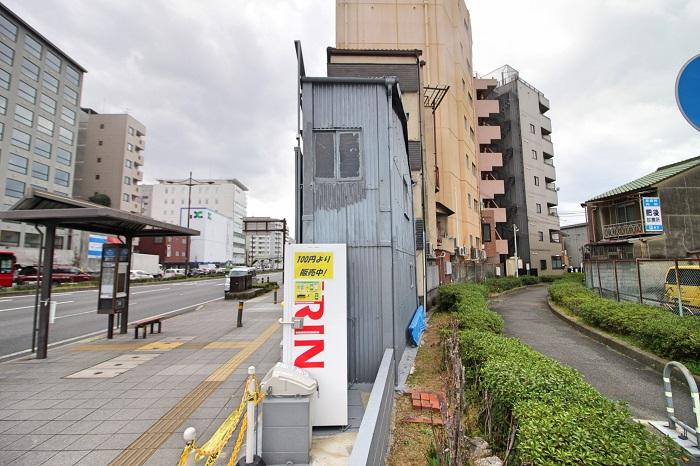 通りに挟まれ湾曲してくる土地の先頭です