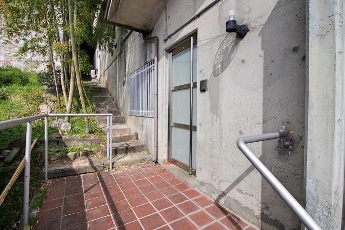 京都府京都市北区西賀茂今原町の賃貸物件/階段を上って玄関に着きます