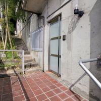 京都府京都市北区西賀茂今原町の賃貸物件/階段を上って玄関に着きます