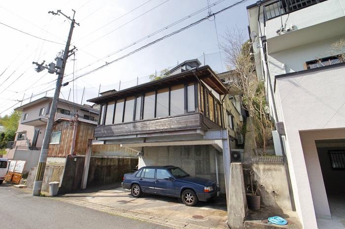 京都府京都市北区西賀茂今原町の賃貸物件/斜面に沿って建つRC造4階建て