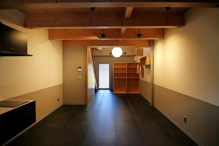球体の照明器具も付いてきます(掲載は西側の写真、東側は反転タイプ)