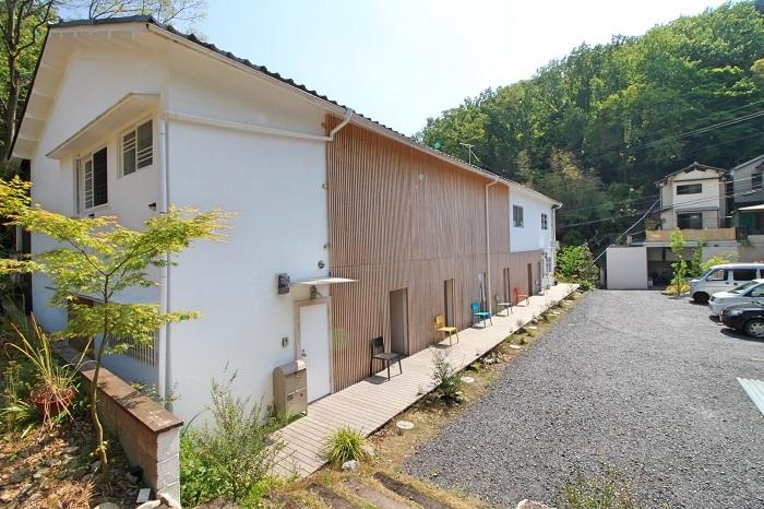 京都市山科区日ノ岡坂脇町21の賃貸物件/各部屋の前に異なる色の椅子が並べてあります