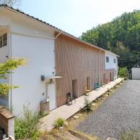 京都市山科区日ノ岡坂脇町21の賃貸物件/各部屋の前に異なる色の椅子が並べてあります