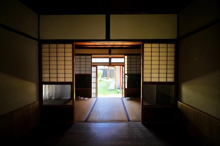 洋室から玄関を見たショット