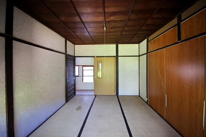 この部屋の奥にも納戸