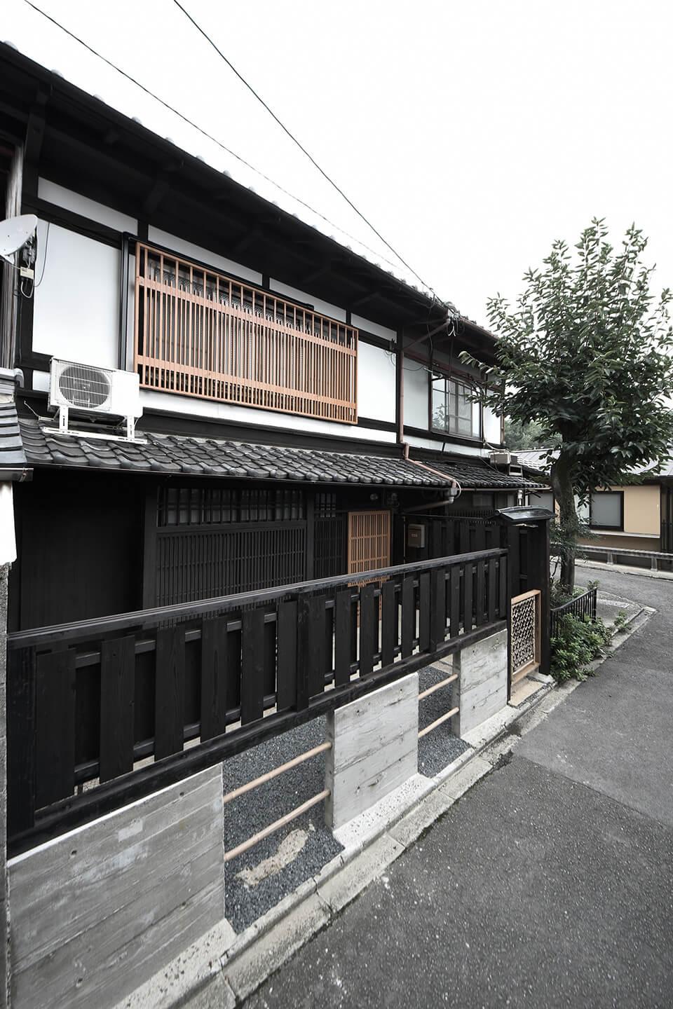 内装とのこのギャップ。建物は2戸1の連棟です。