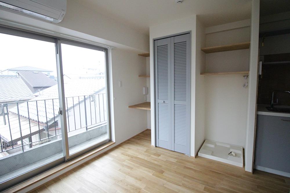 反転して配置されている西側のお部屋です。