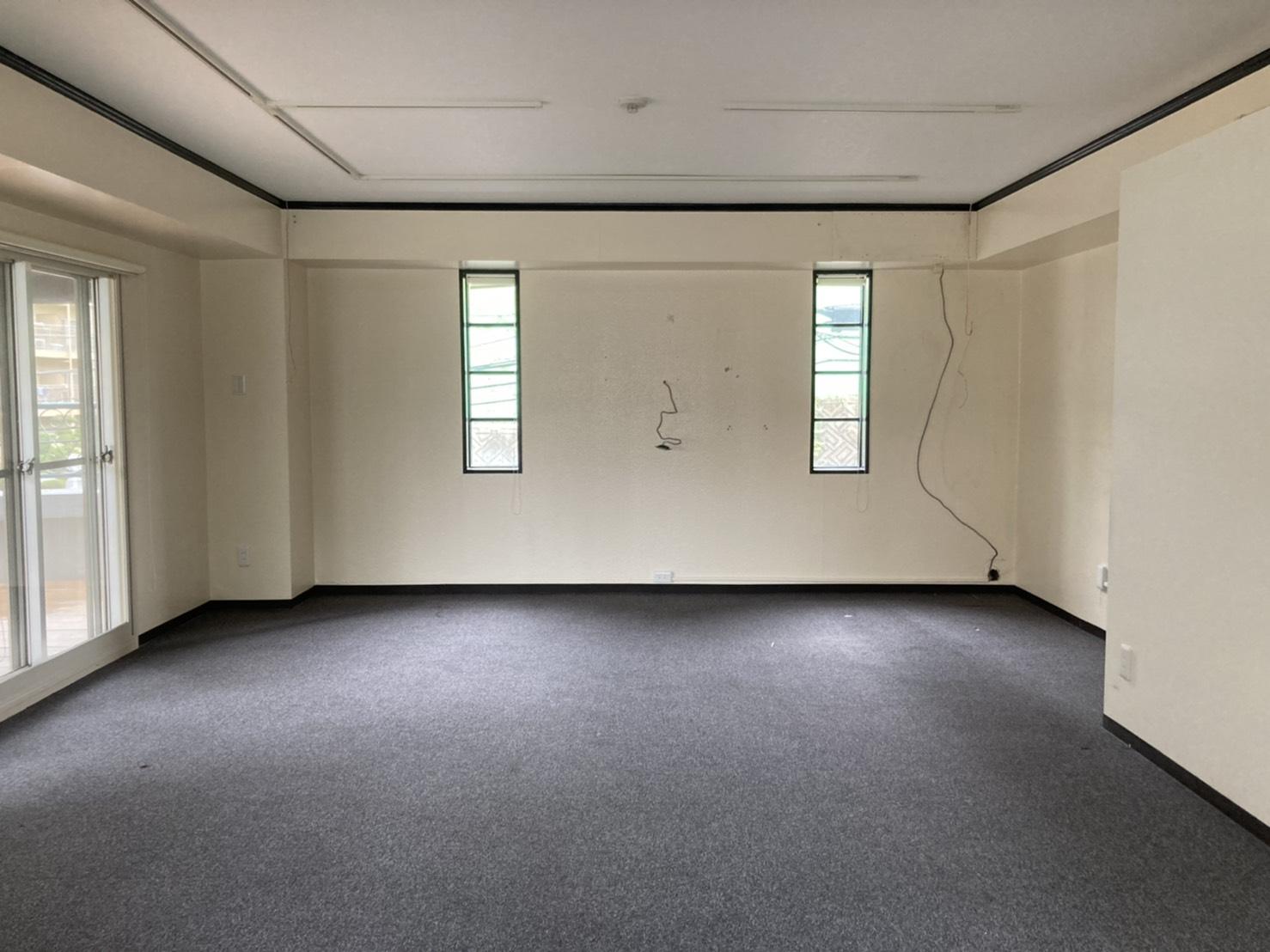 室内は日中は照明なしでも明るいです