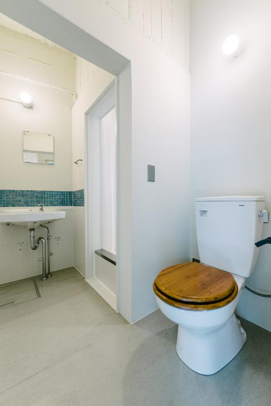 大阪市浪速区桜川の賃貸物件/トイレは木製便座