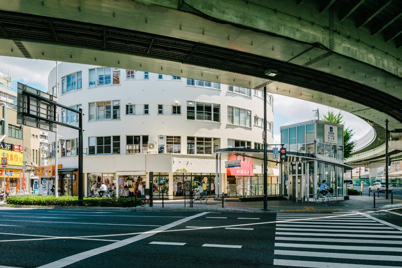 大阪市浪速区桜川の賃貸物件/新桜川ビルに沿って高速道路が伸びています