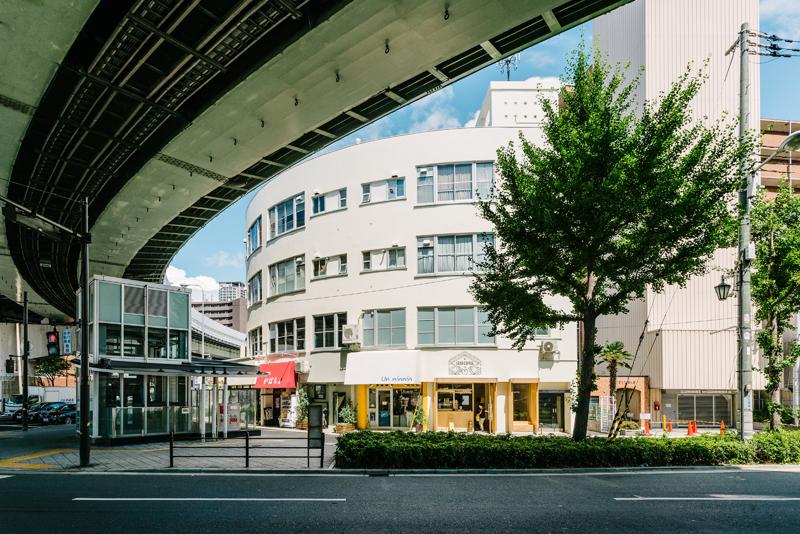 大阪市浪速区桜川の賃貸物件/モダニズムなデザイン思想が見て取れる特徴的なファサード