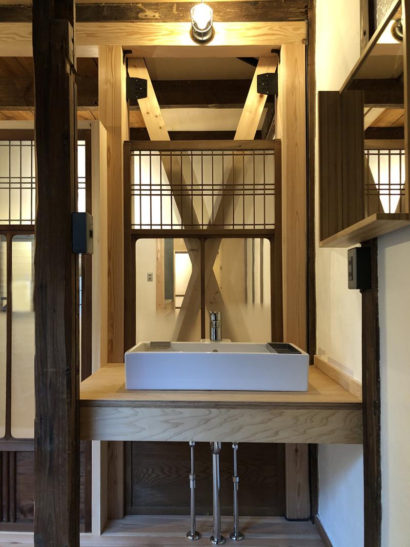 大阪市生野区生野東２丁目の賃貸物件/既存の建具が活かされた洗面スペース