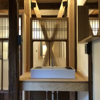 大阪市生野区生野東２丁目の賃貸物件/既存の建具が活かされた洗面スペース